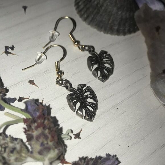 🪴 BRASS MONSTERA LEAF EARRINGS 🌱🍃 - Picture 7 of 11